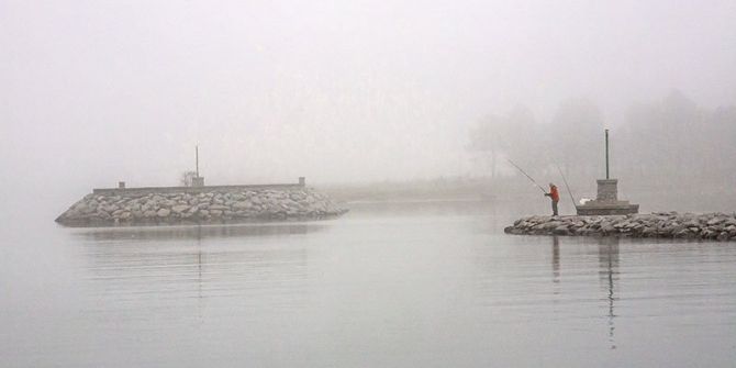 Pescador en la niebla: foto en Zumaia
