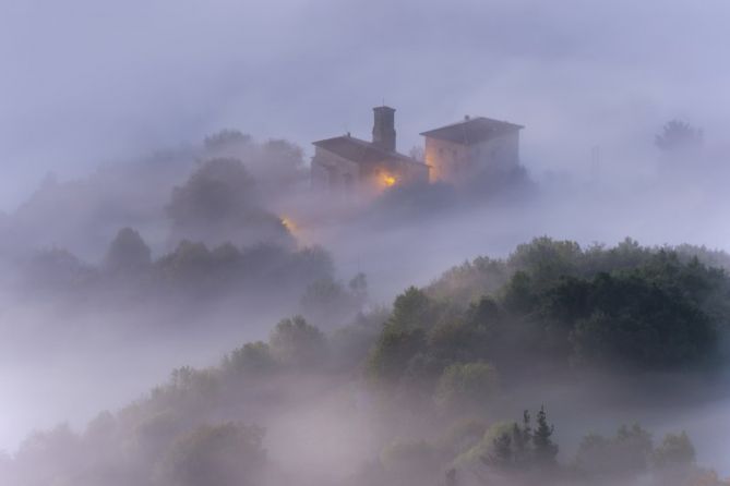 Amanece entre nieblas: foto en Aretxabaleta