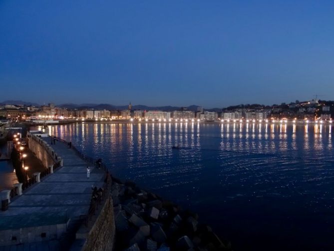 Luces en la Bahía y el Muelle.: foto en Donostia-San Sebastián