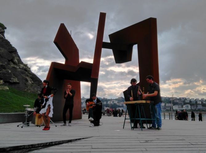 Oteizaren eskultura girotua: foto en Donostia-San Sebastián