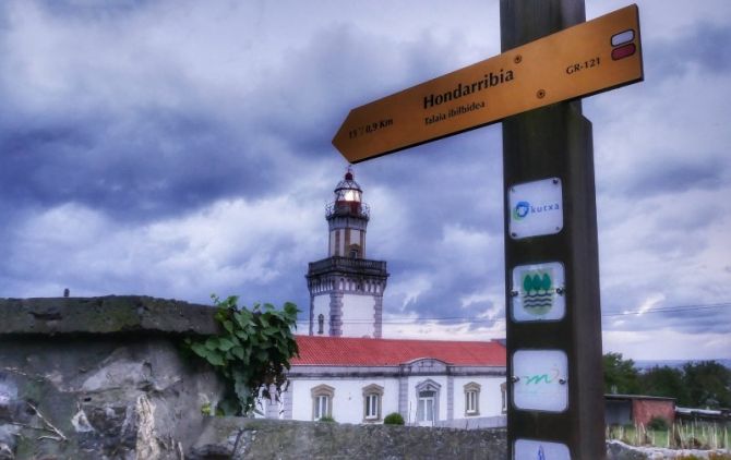 Faro de higuer y cartel color: foto en Hondarribia