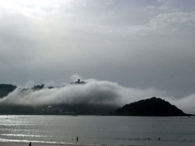 Igeldo flotando sobre las nubes.: foto en Donostia-San Sebastián