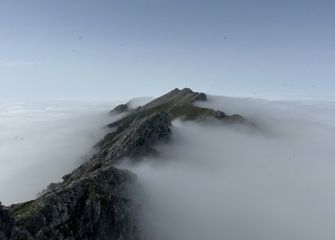 Cordillera de Aizkorri entre la niebla