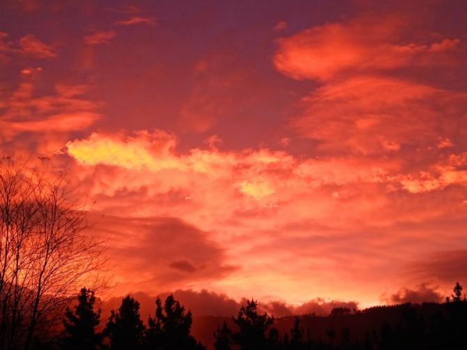 Amanecer rojo: foto en Usurbil Amanecer rojo: foto en Usurbil
