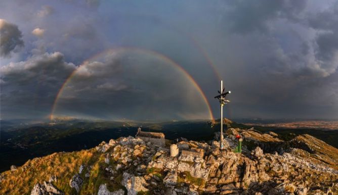 Arco en Aitzgorri: foto en Oñati Arco en Aitzgorri: foto en Oñati