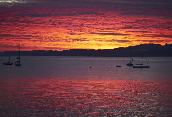 Bahia Txingudi teñida rojo: foto en Hondarribia Bahia Txingudi teñida rojo: foto en Hondarribia