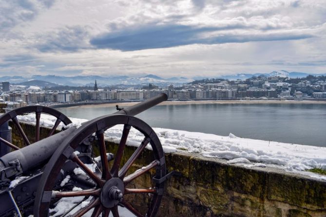 Cañones en la nieve: foto en Donostia-San Sebastián Cañones en la nieve: foto en Donostia-San Sebastián