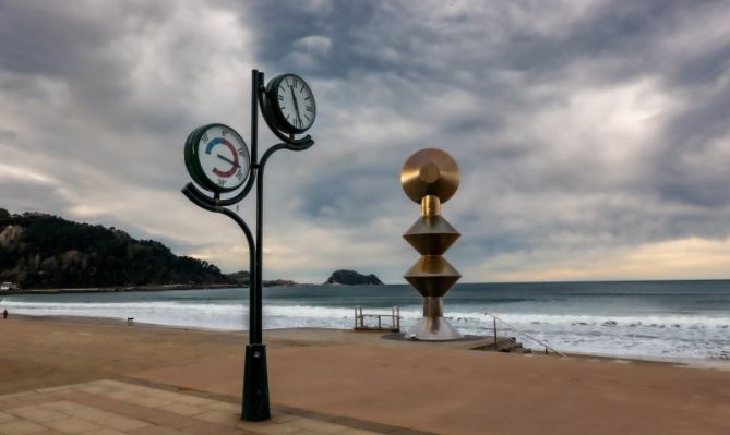 La dama y el reloj: foto en Zarautz La dama y el reloj: foto en Zarautz