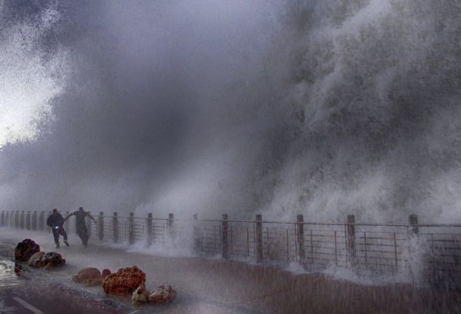 Envueltos en las olas: foto en Donostia-San Sebastián Envueltos en las olas: foto en Donostia-San Sebastián