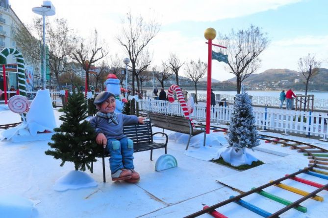 Esperando a los niños: foto en Donostia-San Sebastián Esperando a los niños: foto en Donostia-San Sebastián
