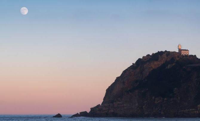 La Luna y el Ratón: foto en Getaria La Luna y el Ratón: foto en Getaria