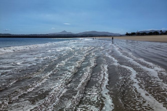 Olas que surcan la orilla: foto en Hondarribia Olas que surcan la orilla: foto en Hondarribia