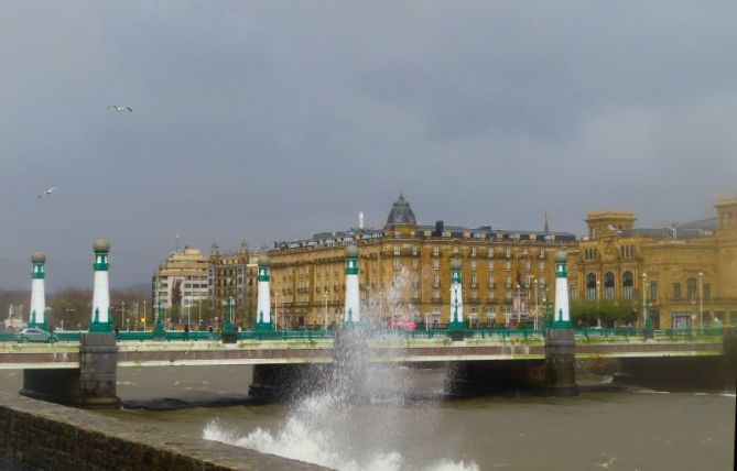 Puente monumental: foto en Donostia-San Sebastián Puente monumental: foto en Donostia-San Sebastián