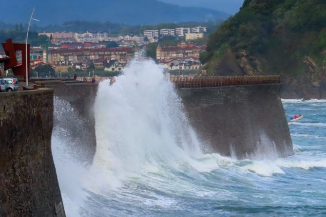 Rompiendo la ola: foto en Donostia-San Sebastián Rompiendo la ola: foto en Donostia-San Sebastián