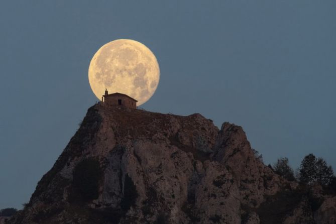 Superluna en Aitzorrotz: foto en Eskoriatza Superluna en Aitzorrotz: foto en Eskoriatza