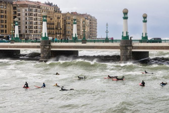 Surfeando: foto en Donostia-San Sebastián Surfeando: foto en Donostia-San Sebastián