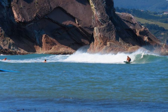 Surfeando el flis: foto en Zumaia Surfeando el flis: foto en Zumaia