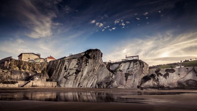 Acantilados desde la orilla: foto en Zumaia