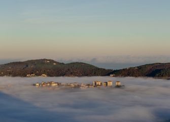 Alza sobre niebla