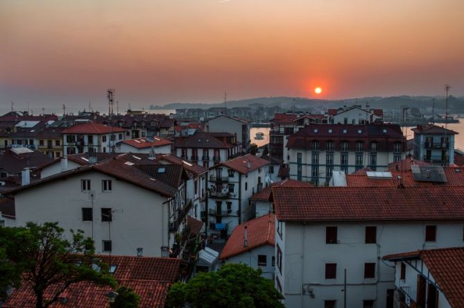 Amanece sobre la marina: foto en Hondarribia