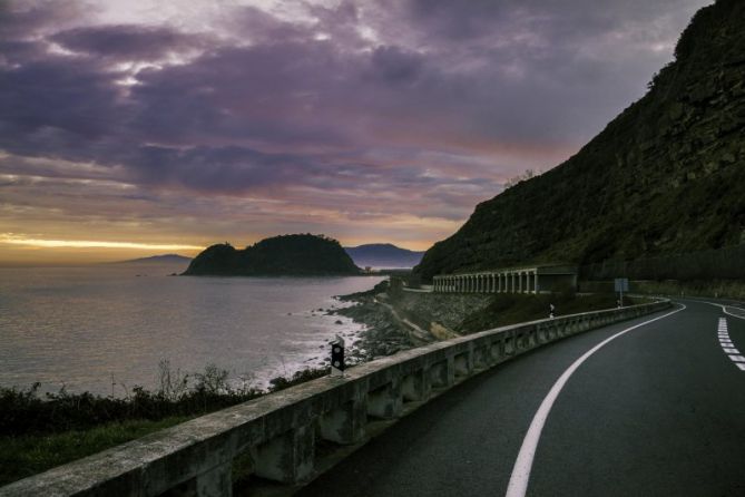 Amanece en el ratón.: foto en Getaria