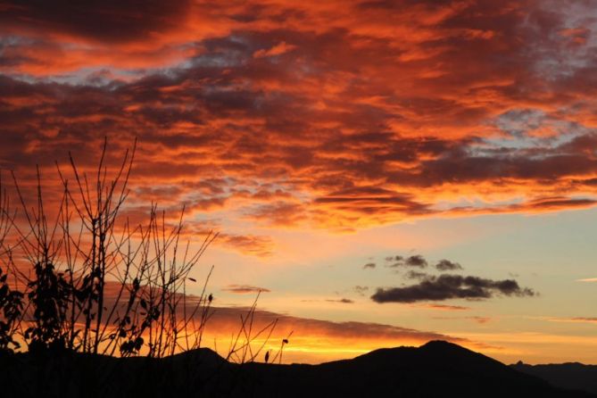 amanecer rojo: foto en Elgeta