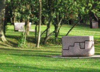 Arte escultórico en un entorno natural
