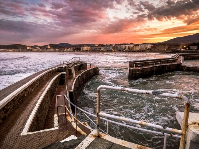 Atardecer en el puerto: foto en Zarautz