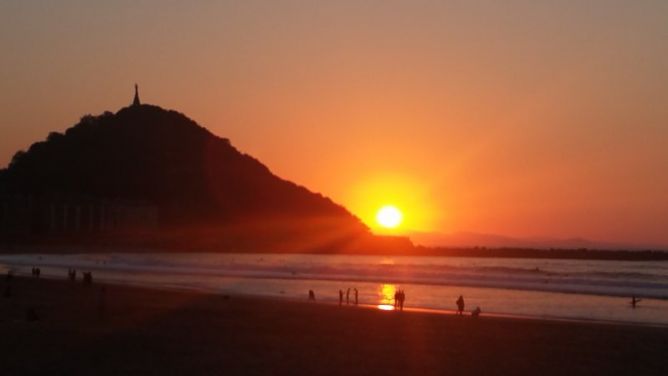 ATARDECER VERANIEGO EN LA ZURRIOLA: foto en Donostia-San Sebastián