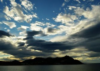 Bahía nublada
