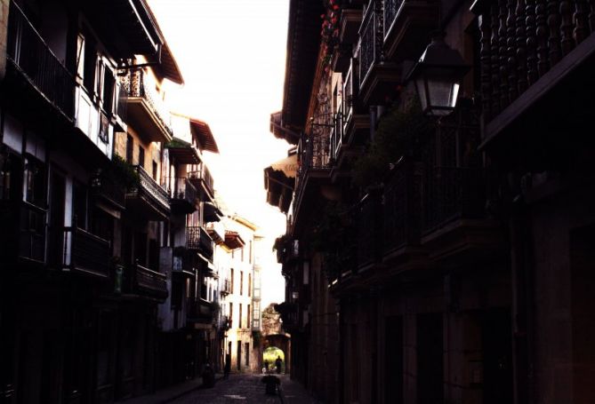 Bajada calle mayor: foto en Hondarribia