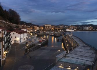 Cae la noche en el puerto donostiarra