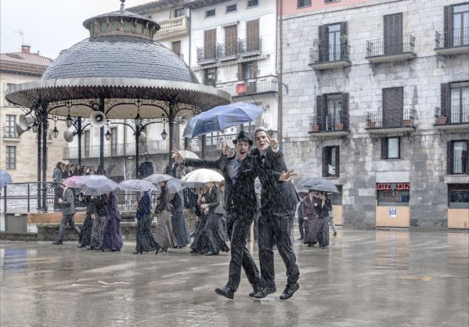 cantando bajo la lluvía: foto en Azpeitia