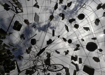 Cielo sobre escultura de Gorriti