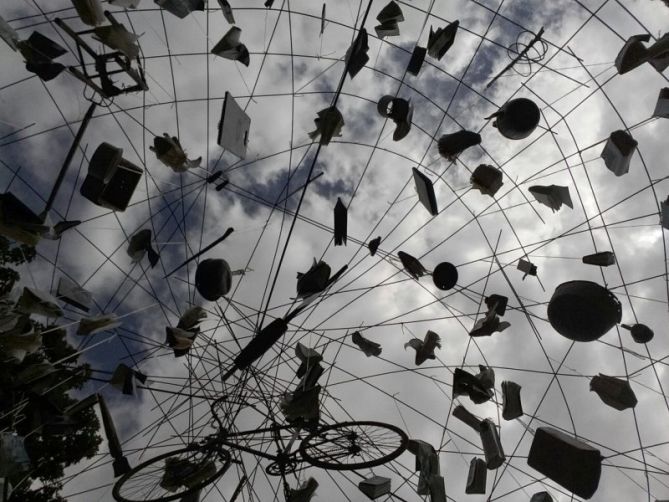 Cielo sobre escultura de Gorriti: foto en Donostia-San Sebastián