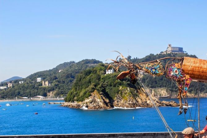 Ciervo comiéndose la isla.: foto en Donostia-San Sebastián