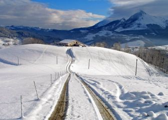 disfrutabdoi de la nieve en lazkao mendi