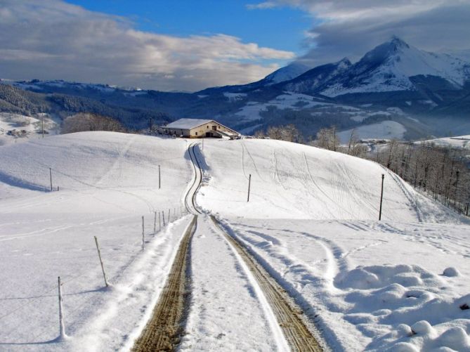 disfrutabdoi de la nieve en lazkao mendi: foto en Lazkao