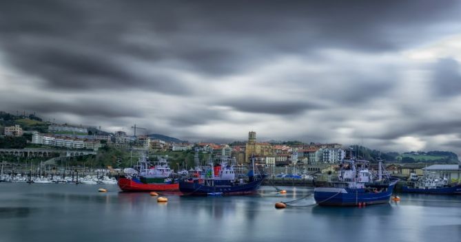 La flota pesquera a la espera: foto en Getaria