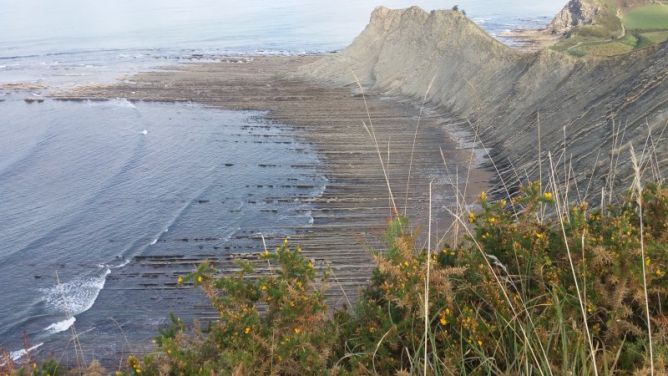 FLYSCH EN SAKONETA: foto en Deba