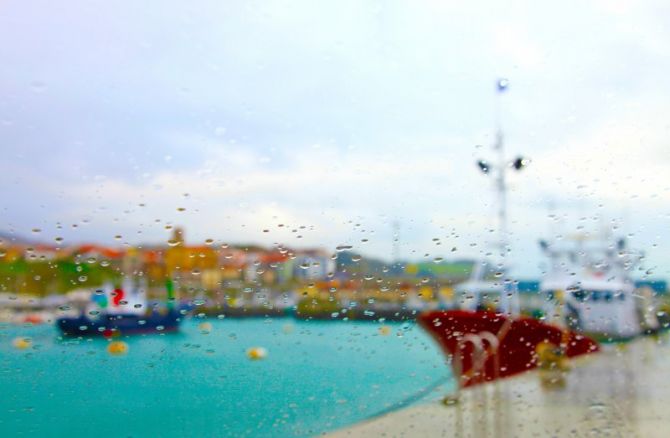 getariando bajo la lluvia: foto en Getaria