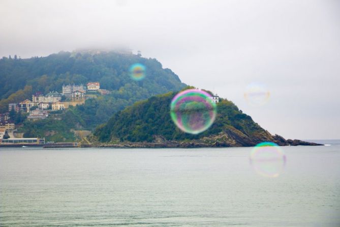 Isla Santa Clara al vuelo: foto en Donostia-San Sebastián