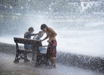 Itsasoarekin jolasten