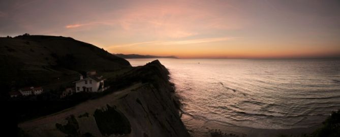 Itsasoari begira: foto en Zumaia