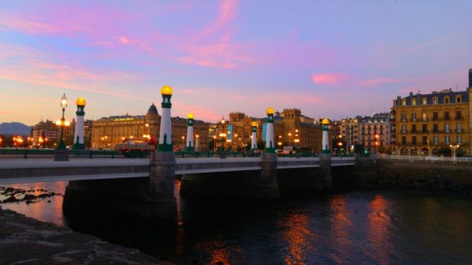 Kursaal rojo: foto en Donostia-San Sebastián