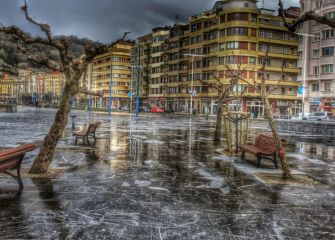 Lluvia sobre el paseo de la Zurriola