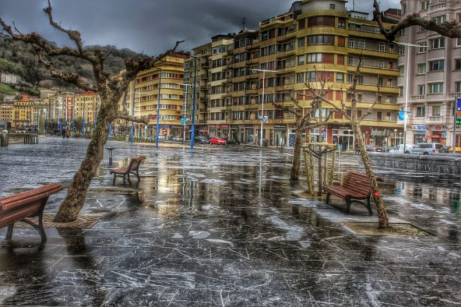 Lluvia sobre el paseo de la Zurriola: foto en Donostia-San Sebastián