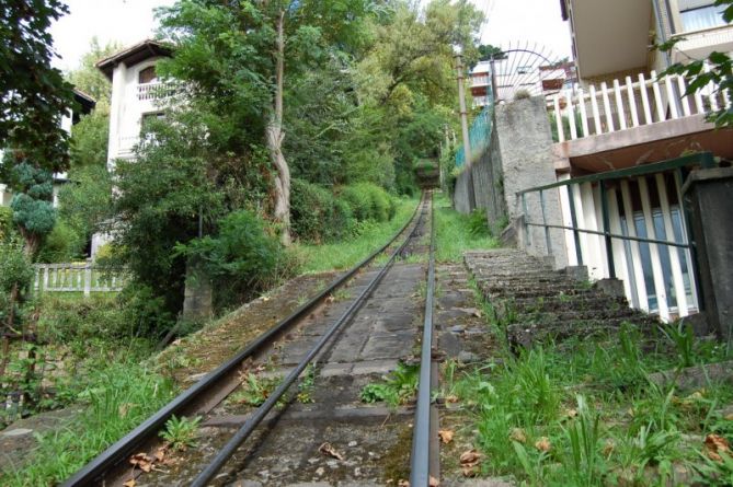 MIRANDO HACIA EL FUNICULAR: foto en Donostia-San Sebastián