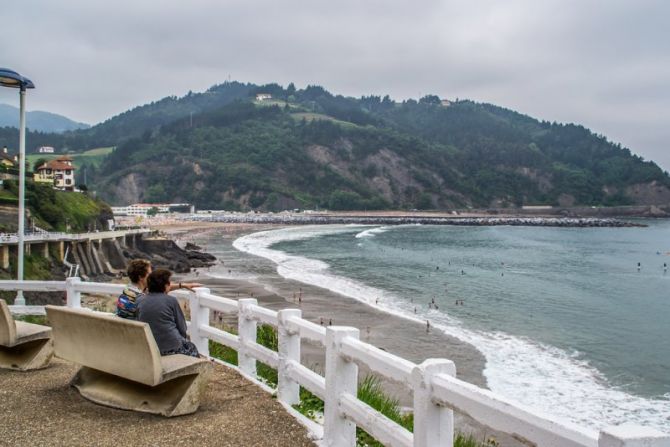 Mirando al mar: foto en Deba