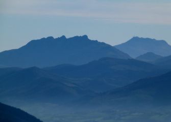 EL MONTE ES AZUL